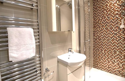 Tachbrook Apartment | G8s - Prime location, steps to Buckingham Palace