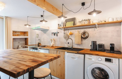Puyravault House | Gabae Les Volets Verts - Holiday Home with Private Barbecue