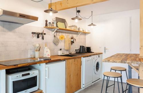 Puyravault House | Gabae Les Volets Verts - Holiday Home with Private Barbecue