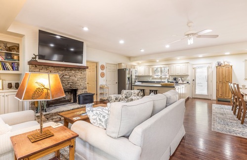 Demorest Cabin | Gaby's on the River - Perfect Vacation Home Short Walk to Chattahoochee River