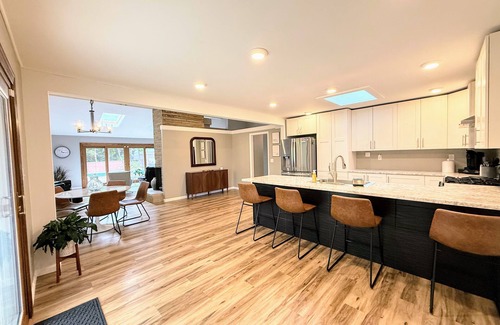 Gahanna House | Gahanna Luxury family/group retreat 5BR: 2K 2Q 1DB 3BA. Beautiful and spacious!