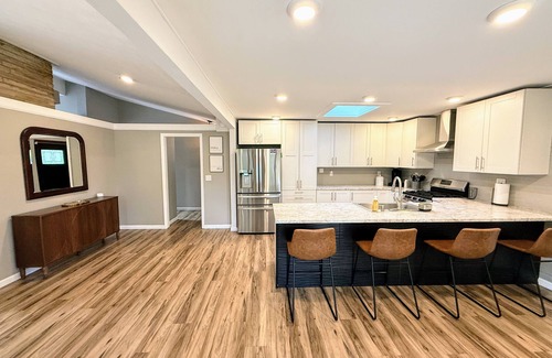 Gahanna House | Gahanna Luxury family/group retreat 5BR: 2K 2Q 1DB 3BA. Beautiful and spacious!
