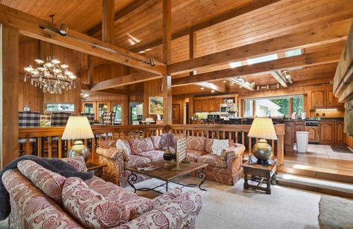 The Galena Territory House | Galena Getaway with Hot Tub, Home Theater and More!