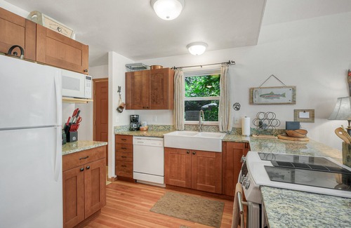 Gold Bar House | Galena's Getaway: Spacious & bright riverfront home in Cascades w/hot tub on gorgeous 3 acres