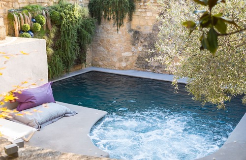 Collias Apartment | Galet Rose Room with Shared Pool, Wi-Fi and Air Conditioning
