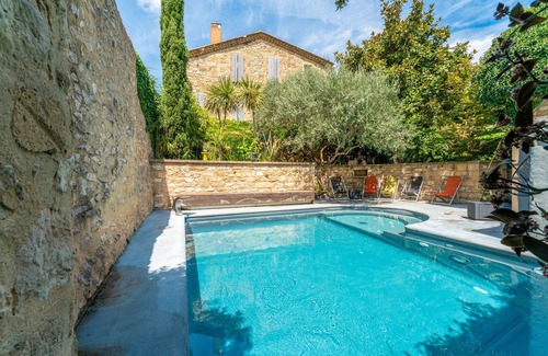 Collias Apartment | Galet Rose Room with Shared Pool, Wi-Fi and Air Conditioning