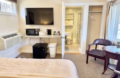 Hulls Cove Hotel | Gallagher's Travels Room Ten (Queen)
