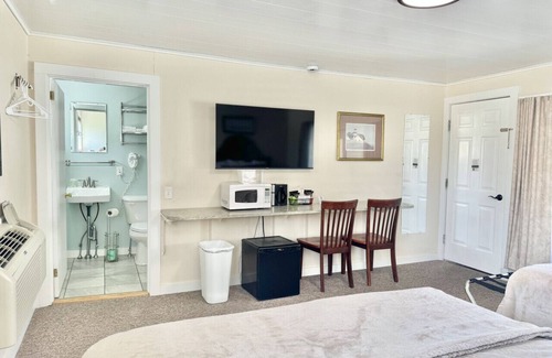 Hulls Cove Hotel | Gallagher's Travels Room Fourteen (Double Queen)