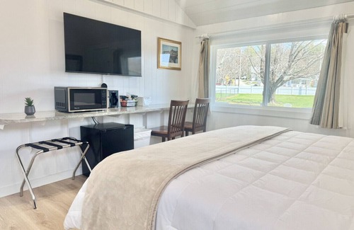 Hulls Cove Hotel | Gallagher's Travels Room Four (King and Twin)