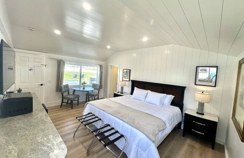 Hulls Cove Hotel | Gallagher's Travels Room Five (King)