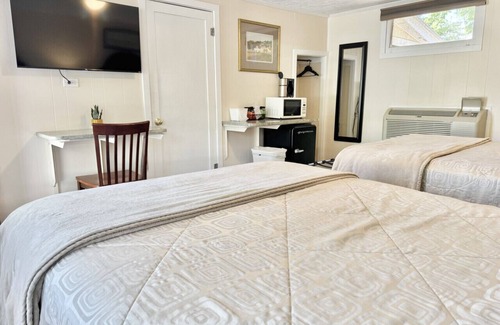 Hulls Cove Hotel | Gallagher's Travels Room 3 (Double Queen)