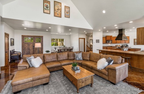Belgrade House | Gallatin Getaway - Cheerful Home with Hot Tub