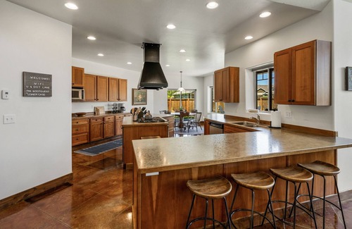 Belgrade House | Gallatin Getaway - Cheerful Home with Hot Tub