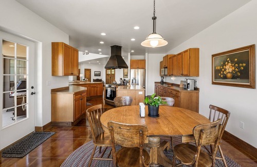 Belgrade House | Gallatin Getaway - Cheerful Home with Hot Tub