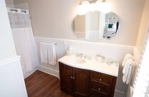 Edenton Bed & Breakfast | Galleon Room - Captain's Quarters Inn, Downtown Historic Edenton