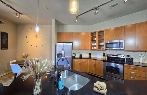Uptown Apartment | Galleria Luxury Stay Pool Gym Stunning Views
