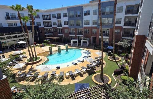 Uptown Apartment | Galleria Luxury Stay Pool Gym Stunning Views