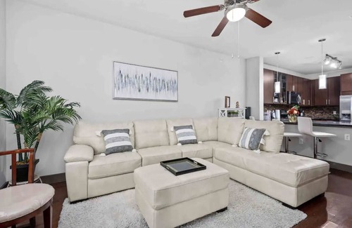 MacGregor Apartment | galleria & medical center view luxury apartment