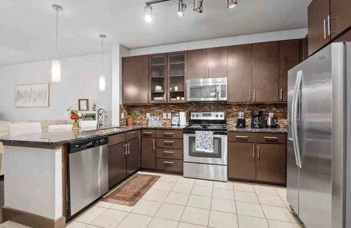 MacGregor Apartment | galleria & medical center view luxury apartment