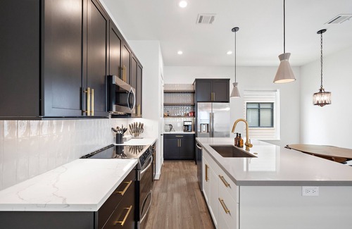 Houston House | Galleria - Rustic Mid-Century Modern 3BR House