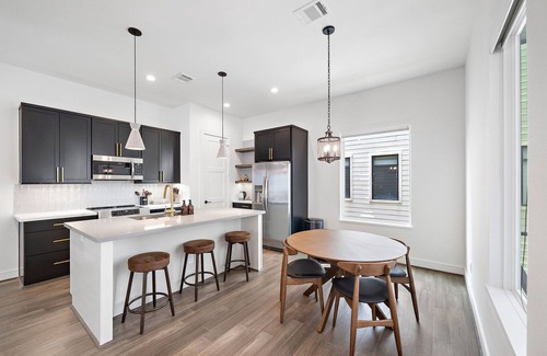 Houston House | Galleria - Rustic Mid-Century Modern 3BR House