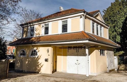 Coburg House | Gallery in the coach house, 5 minutes' walk from the market square,