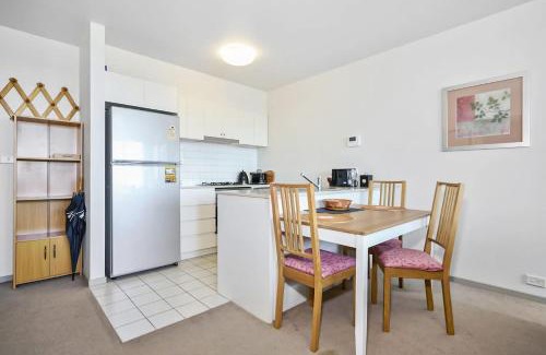 Kensington Apartment | Gallop to Your Getaway