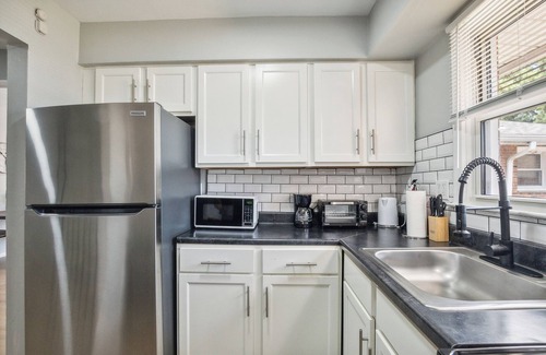 New Castle Apartment | Galloway 5 I Spacious Garden Style Retreat I Gym
