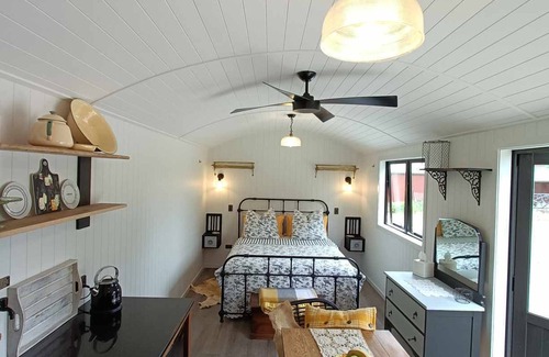 Alexandra Bed & Breakfast | Galloway Getaway: Rural serenity, adventure & local charm await. Pet Friendly!