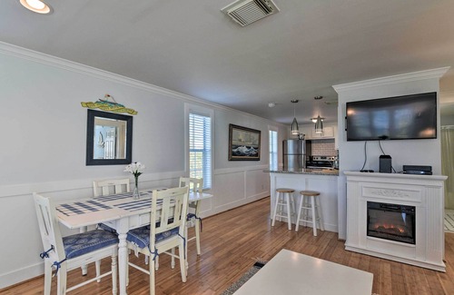 Galveston Cottage | Galveston Cottage w/Deck: Walk to Beach!