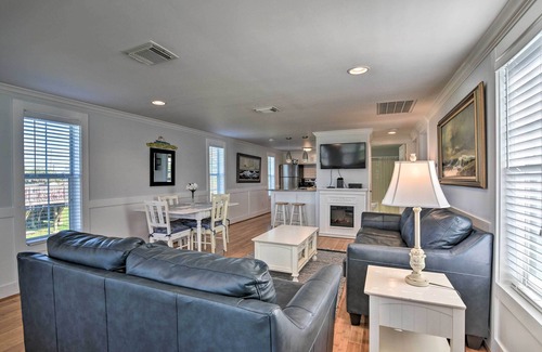 Galveston Cottage | Galveston Cottage w/Deck: Walk to Beach!