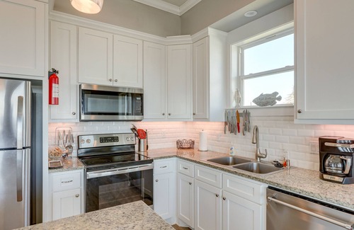 Spanish Grant House | Galveston Home w/Outdoor Shower: Steps to Beach!