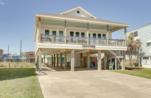 Spanish Grant House | Galveston Home w/Outdoor Shower: Steps to Beach!