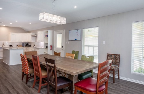 Dickinson House | Galveston/Kemah ✭3kft²✭King ✭Full Kitchen✭Parking