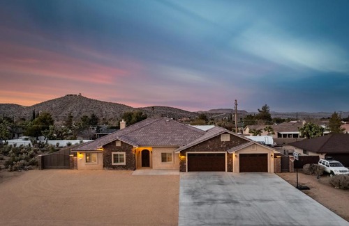 Yucca Valley House | Gambel by AvantStayJTree Escape w Entertainers Yard Firepit 3000SF