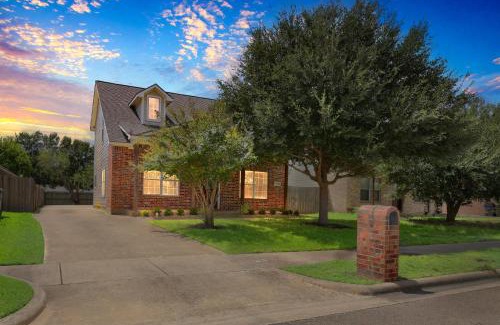 College Station House | Game Day Getaway Near Texas A&M home