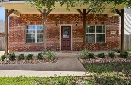 College Station House | Game Day Getaway Near Texas A&M home