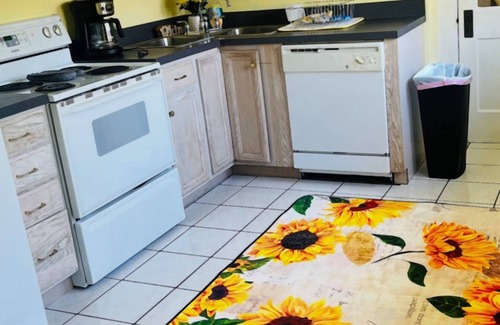 Springfield House | Game Day Hideaway 3BR Walkable to Stadium Free WIFI Work station Beaches Near