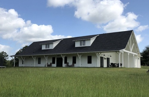 College Station House | Game Day/Large Group Rental on Beautiful 30 acre Property. 7.5 Miles from TAMU