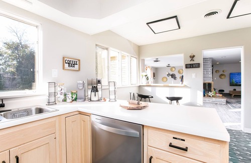 South Bend House | Game Day Ready Ranch 1 Mi to ND, Huge Yard, King Beds, Perfect for Groups