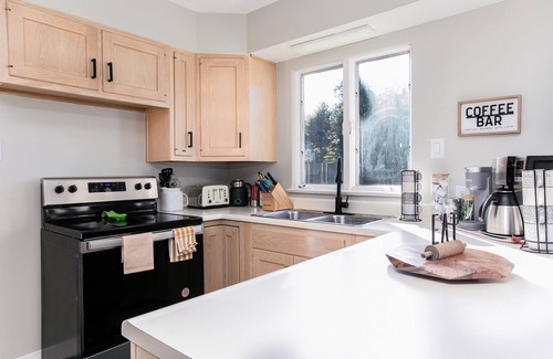 South Bend House | Game Day Ready Ranch 1 Mi to ND, Huge Yard, King Beds, Perfect for Groups