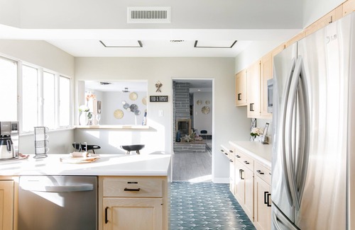 South Bend House | Game Day Ready Ranch 1 Mi to ND, Huge Yard, King Beds, Perfect for Groups