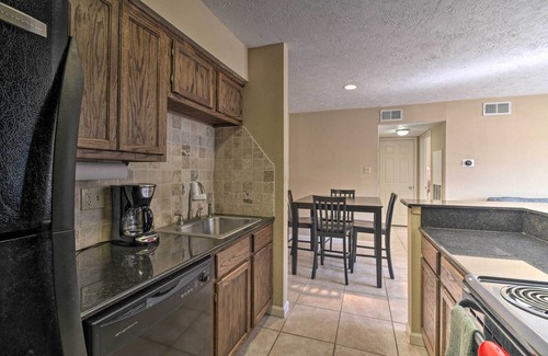 College Station Apartment | Game Day Retreat: Pool Access, 2 Mi to Texas A & M