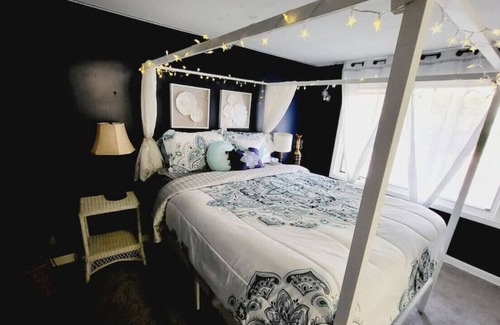 Oakwood Village House | Game house in the woods, come bike the metropark!