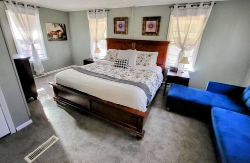 Oakwood Village House | Game house in the woods, come bike the metropark!