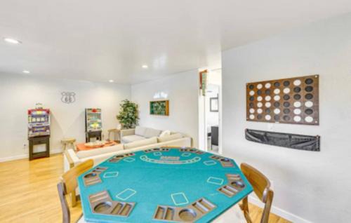 Southeast Boise House | Game Night Condo, Downtown - Bsu - Darts & More!