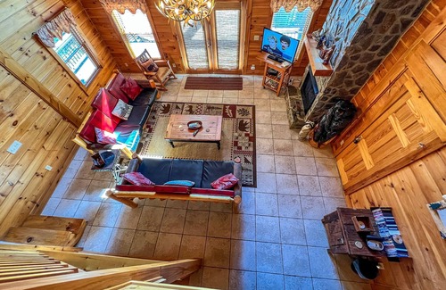 Grassy Creek Cabin | Game Nights, Cozy Beds & Scenic Views - All at Dream Mtn Lodge!