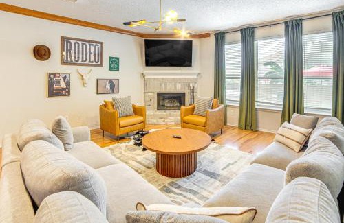 South Arlington House | Game Room, Hot Tub and Pool! Grand Prairie Getaway