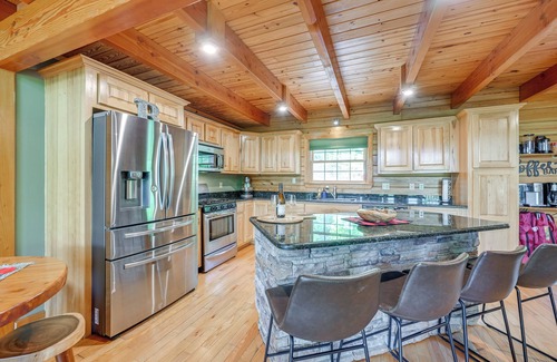 Franklin Cabin | Game Room, Hot Tub & Decks: Scenic Franklin Cabin