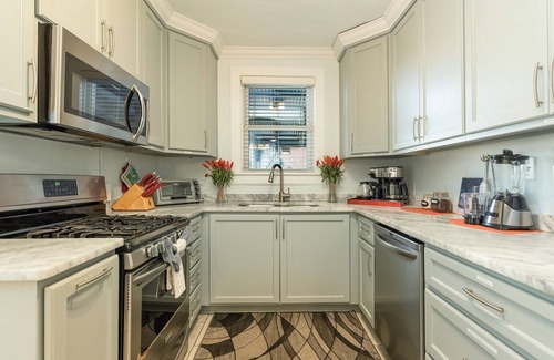 Charleston House | Game Room Hot Tub King Bed WiFi W/D Full Kitchen Pet-Friendly!